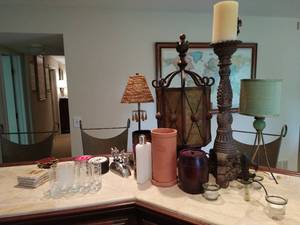 lot 135 image: Assorted Bar Dcor