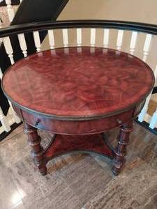 lot 25 image: Round Entry Table