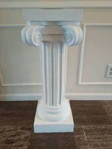 lot 35 image: Column Style Pedestal