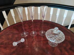 lot 40 image: Collection of Glass Dcor