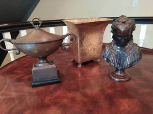 lot 44 image: Three Pieces of Home Dcor