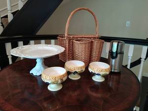 lot 58 image: Collection of Entertaining Items