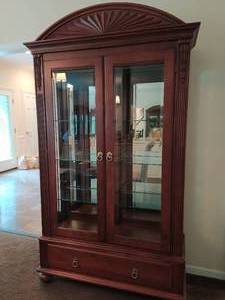 lot 71 image: Ethan Allen Lighted Curio CabinetChina Hutch