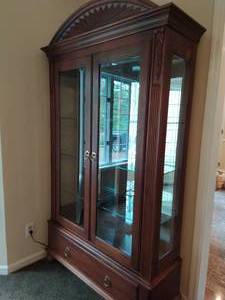lot 72 image: Ethan Allen Lighted Curio CabinetChina Hutch