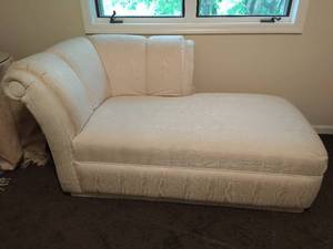 lot 79 image: Chaise Lounge