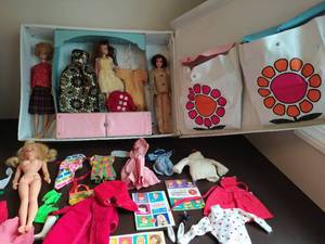 lot 83 image: Barbie & Francie Case with Contents