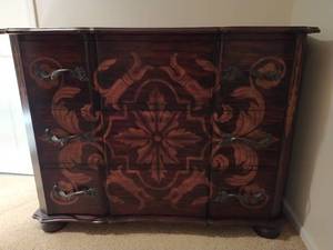 lot 154 image: Guild Master Three Drawer Dresser Cabinet