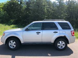 lot 4 image: 2010 Ford Escape XLT - 4x4 - 2 OWNER