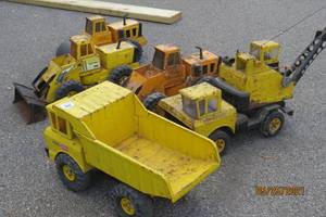 lot 49 image: Five Vintage Tonka Earth Movers