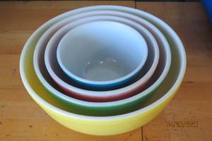 lot 62 image: Pyrex Mixing Bowl Set