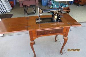 lot 64 image: Singer AD680418 Sewing Machine