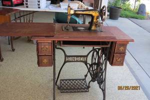 lot 65 image: Singer B210964 Sewing Machine