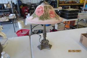 lot 68 image: Parlor lamp with hand painted glass shade