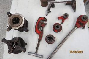 lot 69 image: Rigid pipe cutting and threading tools