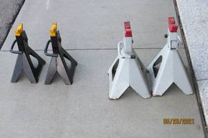 lot 80 image: 4 Jackstands