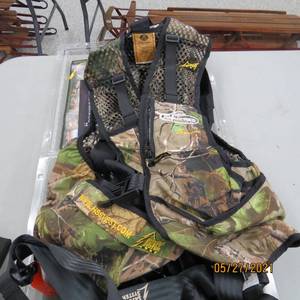 lot 135 image: Camo Harness