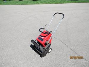 lot 174 image: Toro Snowblower