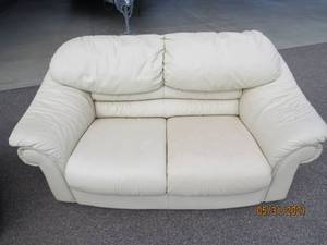 lot 207 image: Ivory Leather Living Room Set