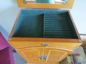 lot 215 image: Self standing Jewelry Chest