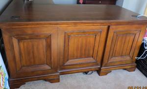 lot 220 image: 2 Piece Desk, Chair and Lateral File