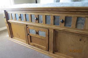 lot 212 image: Stately King sized bed