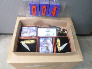 lot 4 image: Flat of knives. As shown.