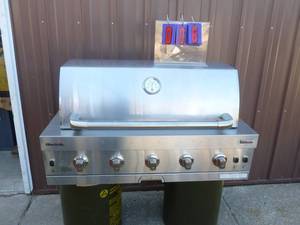 lot 6 image: New CharBroil Medallion 5 burner built in bbq grill. 650 square inches grilling area. Set up for natural gas. Box was damaged in shipment. As shown. THIS ITEM HAS A RESERVE.