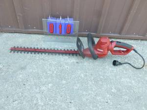 lot 10 image: Craftsman 110 volt 22 hedge trimmer. Appears new. Tested & works. As shown.