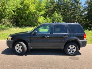 2005 Ford Escape XLT - 4x4 - 2 OWNER
