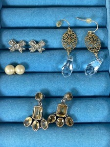 lot 32 image: Wood Jewelry Box & 4 Pairs of Earrings