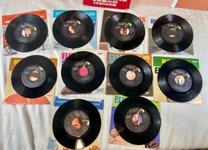 lot 62 image: Elvis Presley 20 Golden Hits in Full Color Sleeves (45s) Collector Series