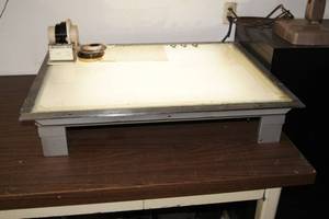 lot 10 image: Large Light Table - 32 x 25