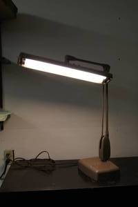 lot 18 image: Vintage Dazor 2324 Articulated Desk Base Floating Light Fixture