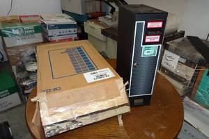 lot 28 image: NEW Change Mate $100 Dollar Bill Change Machine