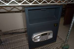 lot 30 image: Paragon Safe with Drop Door