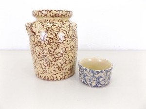 lot 20 image: 2 Vintage Roseville Pottery Spongeware Jars