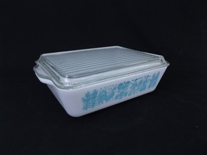lot 23 image: Vintage Pyrex Amish Butterprint 1-12 Quart Lidded Casserole Dish