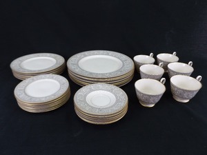 lot 26 image: 33 Piece Set of Vintage Franciscan China Renaissance Pattern