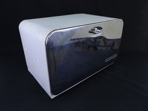 lot 28 image: Vintage Beauty Box Metal Bread Box