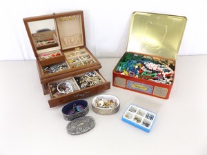 lot 66 image: Lot of Vintage Costume Jewelry