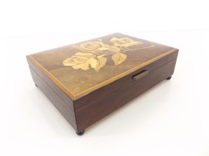 lot 70 image: Vintage Inlayed Rose Design Rosewood Reuge Music Trinket Box