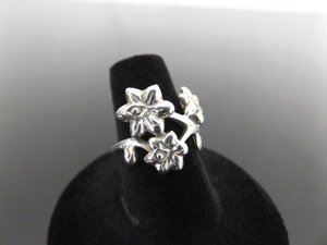 lot 61 image: .925 Sterling Silver Flower Vine Ring Size 7