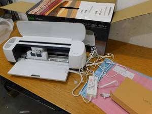 lot 1 image: Cricut Maker Machine - Champagne