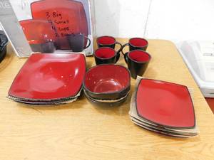 lot 3 image: Gibson Soho Lounge Square. Stoneware Dinnerware Set - Red,