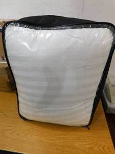 lot 77 image: 500 Thread Count Down Alternative Comforter - King