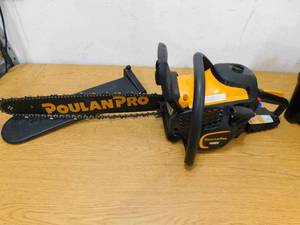 lot 100 image: Poulan Pro 20 50cc 2-Cycle Gas Chainsaw with Case
