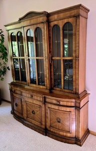 lot 2 image: Large Vintage Display HutchCabinet