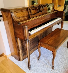 lot 6 image: Yamaha Upright Piano