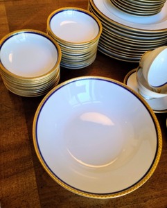 lot 17 image: Royal Bayreuth China Set