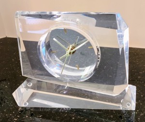lot 33 image: Lucite Mantle Clock